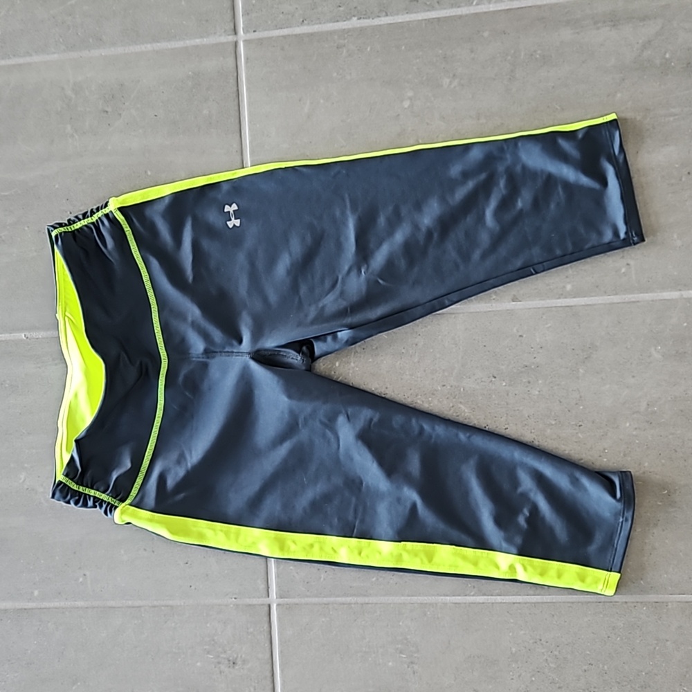 Under Armour woman's size S fitted leggings gray with green trim capris style